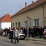 Ódor Gyula és neje a Gárdonyi Géza Nyugdíjas Klub részértől koszorút helyez el az emlékparkban